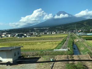 台風一過、西に向かって移動です。明日は朝一番で奈良県、午後は移動して徳島県です。最終便で東京に帰り、次の日の朝便で北海道です。ありがたいことです。