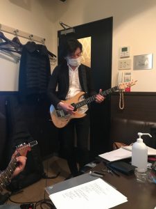 石井さん、渡辺理事長のボイトレとロックな２曲の選曲とロン毛のカツラと派手な衣装（舘ひろしのクールズのやつ）の用意をお願いします。