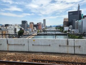 これから広島事務所を本部機能にしていかなければなりません。なので、新宿事務所は「本社」機能。広島事務所を「本部」機能。