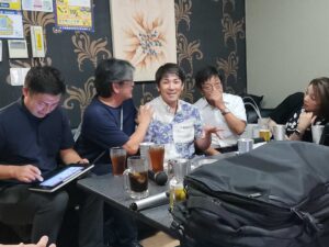 赤松さんと山下さんの間の３人の経営者の方々は、同時に、WJUFSの工場建ててFCになっていくただくことになりました。