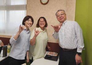 で、画像に写っているのが、ハワイに行ってきた２人と今週ハワイに行く私です。
