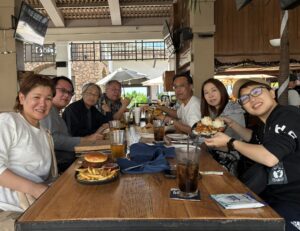 飛行機の中で、映画をみました。「フロントライン」という映画です。