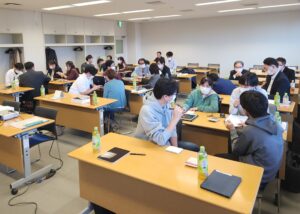 目的は、発想の転換です。小さくまとまった頭を壊し、成長する会社の発想に入れ替えたのです。
