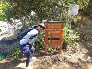 この2人の格好を比べれいただければと思います。私は、短パンTシャツで持ち物無し。横の方を、何を思ったか、大きなバックを背中に背負って、かなり着込んで、これからハワイのジャングルへ?。