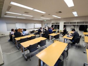 で、結論は「雇用で勝つ！」です。