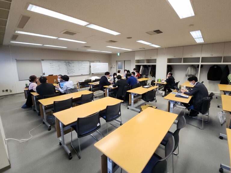 で、結論は「雇用で勝つ！」です。