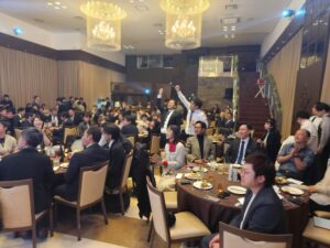 そして、この経営者の方は気付きました、WJU勉強会・忘年会に来られている皆さんの中に、多くの、ピンチから這い上がった方々がいることを。