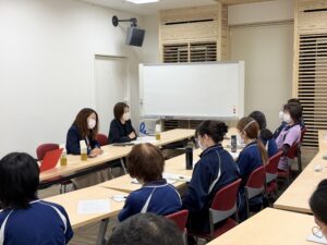 角田さんは、永田かおりさんの弟子になったのです。