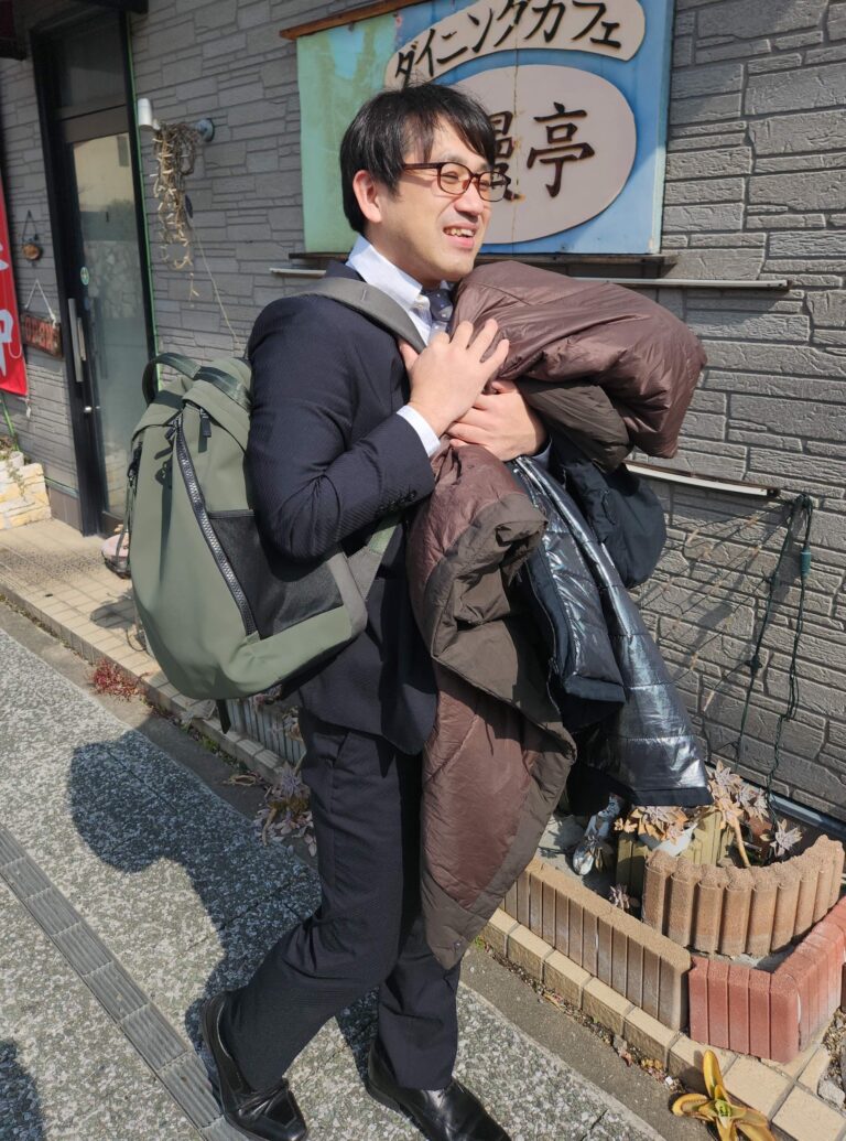 いつも、美味しいご飯とビールを飲んでいる６代目鞄持ちさんが、５回目の出撃で、初めてカバンを持ってくれました（笑）。