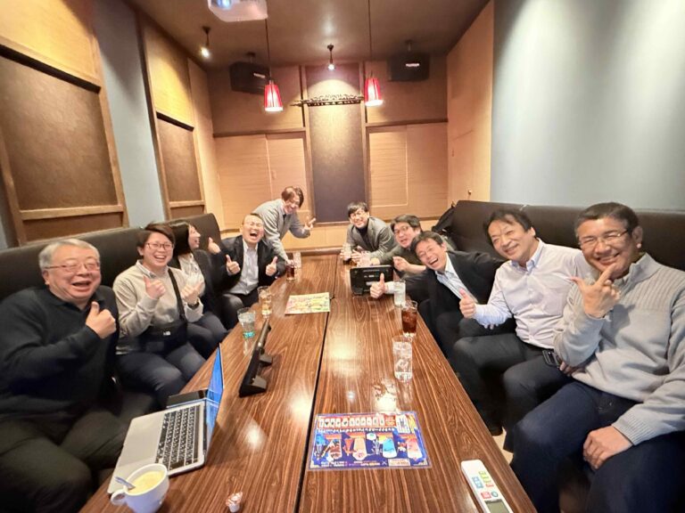 ↓↓ マンマークで、山田さんが矢野さんに質問攻めしてました。いいことです。