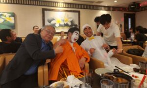 戦い終わって座っていたら、スワンの頭に異様な関心をしてしてさわりまくっていた鷹山さんの職員さんでした（笑）。