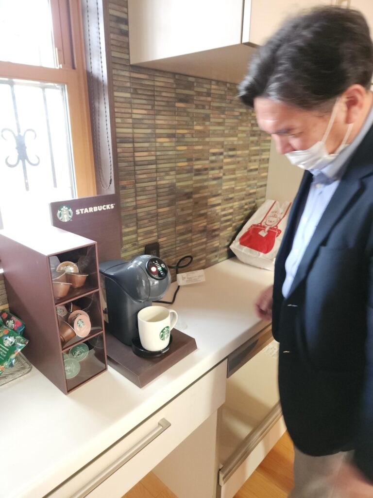 「スタバがないから行かなーい」と言い続けていたわけですが、「スタバの誘致に成功しましたー！」と画像が来て、「行かせていただきます。」となり。今日が、「初日です。」。