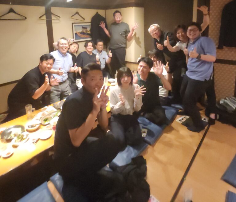 夜は、チームビルディングです。WJUは、よく働き、よく遊ぶ。どちらも本気です。