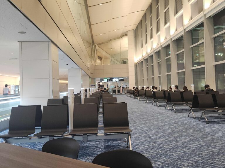 羽田空港のANAのターミナルです。これから 20:15 発で庄内です。