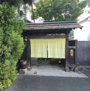 仕事が終わった後、新人コンサルタントの矢野さんと、伊予の小京都、大洲市でご飯です。