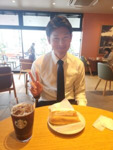山根さん、随分、あなたと体の太さが違う感じの「鞄持ち８代目」が現れました（笑）。